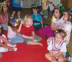 Foto: Kinder singen und spielen den Vogelfänger von Mozart